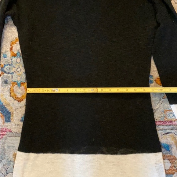 Cute sweater! Like new 🖤🤍 - Picture 3 of 5